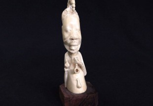 Escultura em MARFIM, de figura masculina com cachimbo