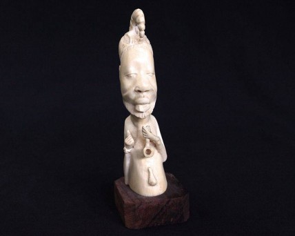Escultura em MARFIM, de figura masculina com cachimbo