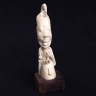 Escultura em MARFIM, de figura masculina com cachimbo