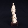 Escultura em MARFIM, de figura masculina com cachimbo