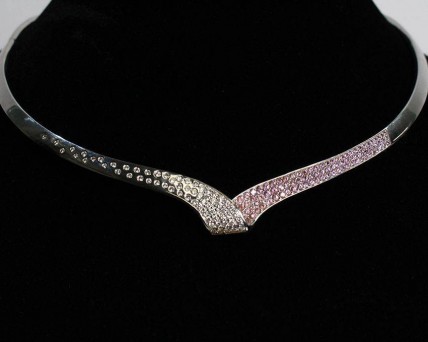 Valiosíssimo Colar Em OURO cravejado  a Diamantes