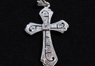 Cruz em Ouro e Prata, com pequeno Diamante ao Centro