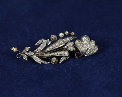 Requintado e Antiquissimo Pregueiro em Ouro, com DIAMANTES e PEROLAS VERDADEIRAS.