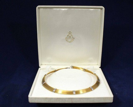 Elegante e Modernista Colar em Ouro