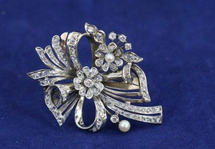 Requintado e Delicado Pregueiro ANTIGO  em OURO BRANCO DIAMANTES E PÉROLAS