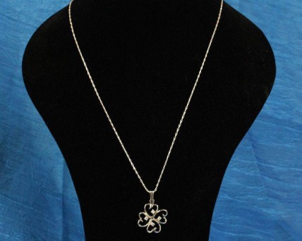 Elegante Colar em Prata com um Pingente Flor artístico em Prata.