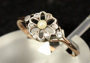 Anel em OURO, PÉROLA e DIAMANTES
