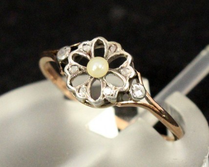 Anel em OURO, PÉROLA e DIAMANTES