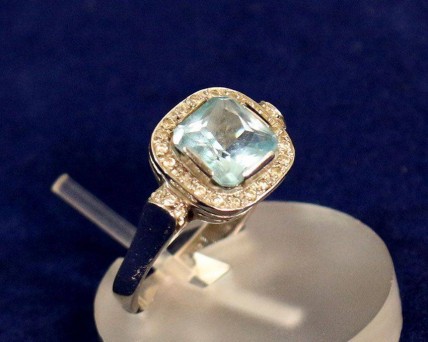 Anel em Ouro Branco , Água Marinha e DIAMANTES