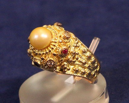 Anel em OURO DIAMANTES  RÚBI E PÉROLA VERDADEIRA