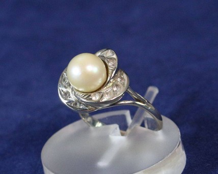 Anel em Ouro Branco e Pérola (19,2 Quilates)