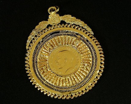 Medalhão Antigo em Ouro (Dragão II) e Meia Libra (916)