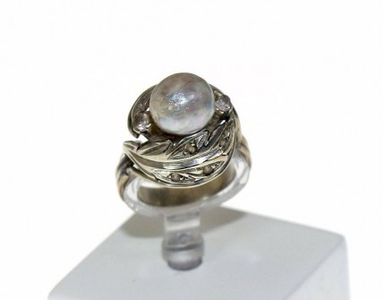 Anel Antigo em Ouro Branco (Formiga)  e Pérola de Ostra 