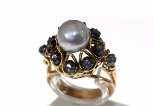 Anel Antigo em Ouro (Cabeça de Cão) Lascas de Diamante e Pérola de Ostra