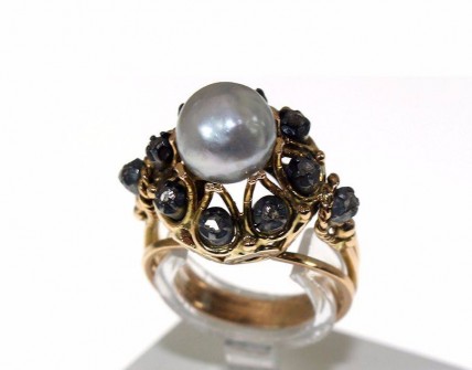 Anel Antigo em Ouro (Cabeça de Cão) Lascas de Diamante e Pérola de Ostra