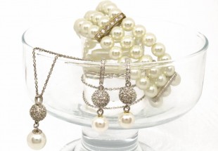 Conjunto:Fio, Pulseira e Par de Brincos