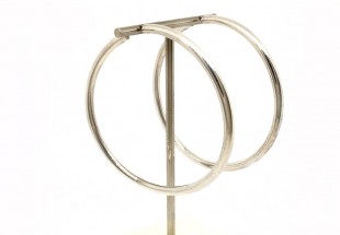Par de argolas com 7,3 cm de diâmetro