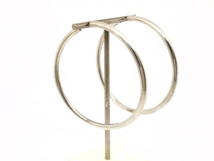 Par de argolas com 7,3 cm de diâmetro