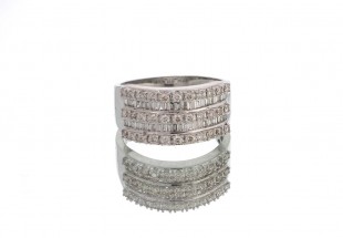 Anel em Ouro Branco de 18K e DIAMANTES