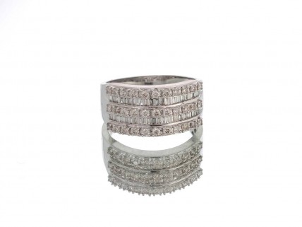 Anel em Ouro Branco de 18K e DIAMANTES