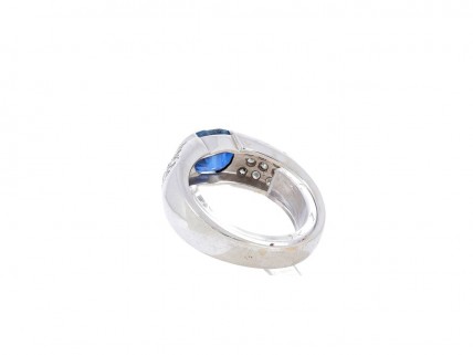 Anel em OURO branco, SAFIRA e DIAMANTES