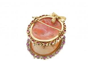 Pingente/Alfinete de Peito CAMAFEU em Ouro de 19,2K - CORAL, RUBIS e 27 DIAMANTES