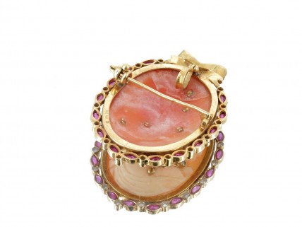 Pingente/Alfinete de Peito CAMAFEU em Ouro de 19,2K - CORAL, RUBIS e 27 DIAMANTES