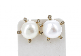 Par de brincos em OURO 18K - 10 DIAMANTES e 2 PÉROLAS