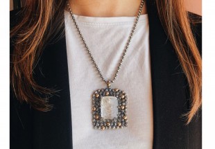 Colar com Medalha exclusiva de PRATA 925 e OURO 9K com pedra quartzo cristal
