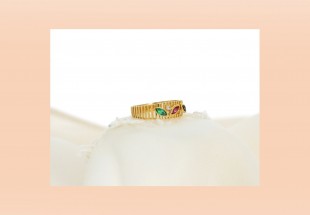 Anel com 2 DIAMANTES,2 SAFIRAS e 1 ESMERALDA em OURO 19,2kl 