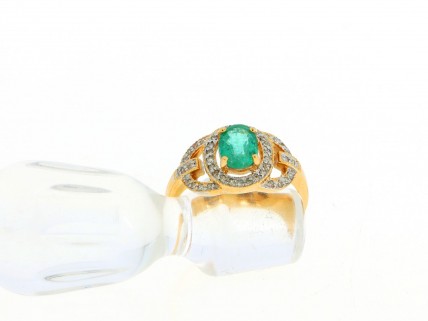 Anel ALTA JOALHARIA com 1 ESMERALDA e 43 DIAMANTES em OURO 18 kl