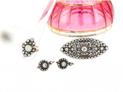 Vintage Set: Pin, Ring and Earrings in 9k Gold and Silver - 130 Diamonds