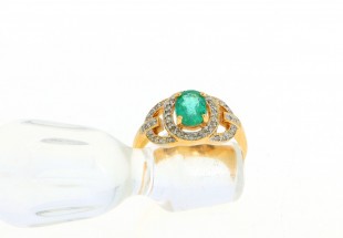 Anel ALTA JOALHARIA com 1 ESMERALDA e 43 DIAMANTES em OURO 18K