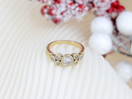 Anel em OURO 19,2K - 7 DIAMANTES