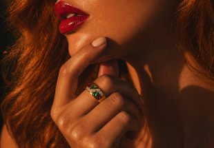 Anel ANTIGO em OURO 14K - 7 Diamantes, 2 Rubis e 2 Esmeraldas