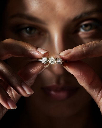 Anel em OURO Branco 19,2K - 3 Diamantes