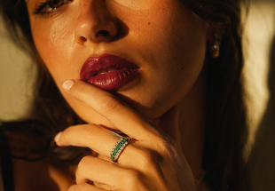 Anel em OURO 19,2K - 12 DIAMANTES E 7 ESMERALDAS