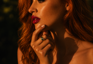 Anel ANTIGO em OURO 14K - 7 Diamantes, 2 Rubis e 2 Esmeraldas